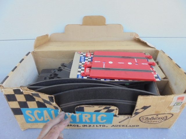 +-+- VINTAGE SCALEXTRIC TRACK SET - COMPLETE -+-+ Carousel 2