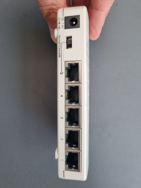 SOHOWARE 4-PORT Ethernet Hub MODEL: ND4205 Carousel 2