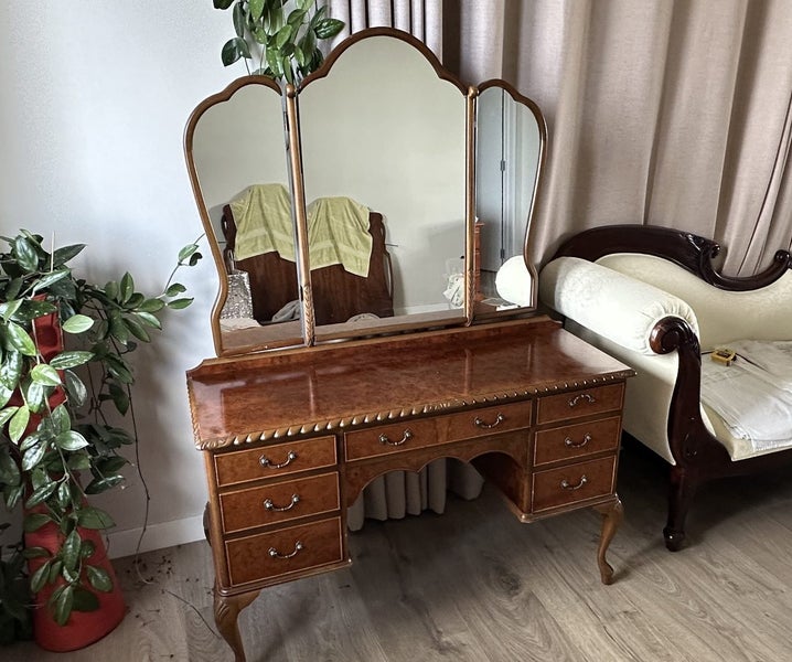 Solid Walnut Dressing table with Drawers Carousel 1