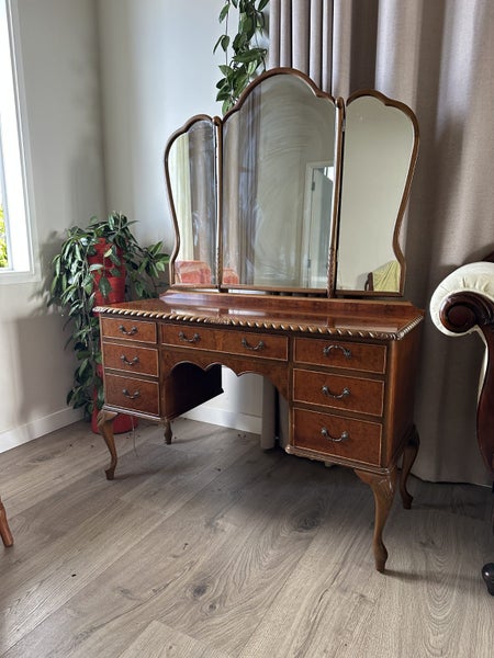 Solid Walnut Dressing table with Drawers Carousel 2