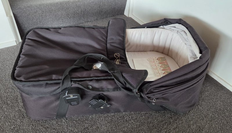 Mountain Buggy carrycot Carousel 3