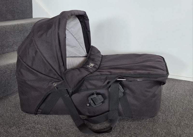 Mountain Buggy carrycot Carousel 1
