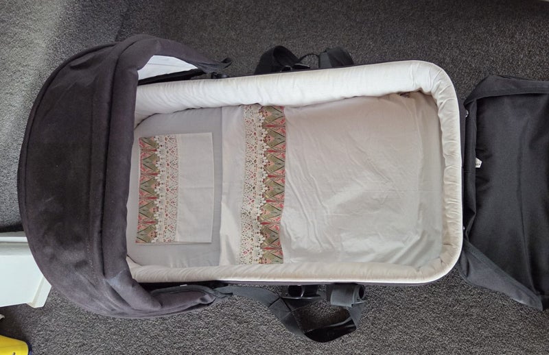 Mountain Buggy carrycot Carousel 2