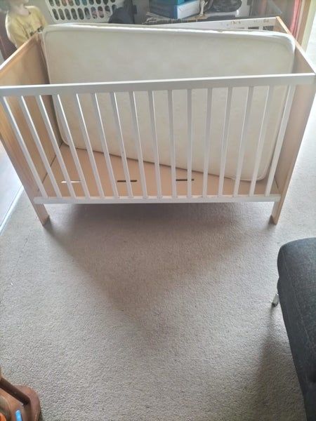 Cot, mattress & bedding62863216570882113