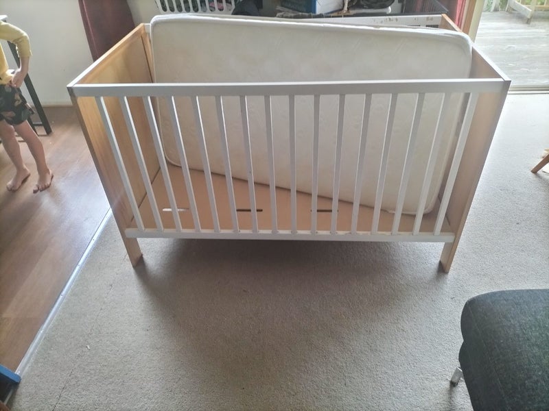 Cot, mattress & bedding62863216570882111