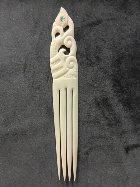 Bone Carving Large Manaia Heru in Giftbox Carousel 1