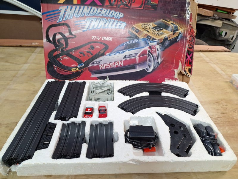 Aurora afx Thunderloop Thriller set Carousel 1