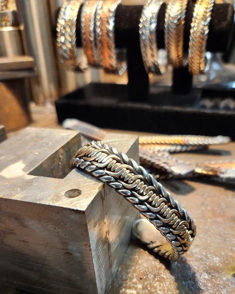 Handmade bracelet. Silicone bronze inside a stainless steel frame Carousel 2