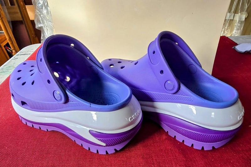 Crocs for Women Size 8 , (25 cm foot length) Carousel 1