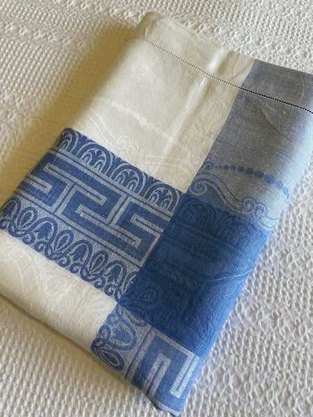 A perfect pure damask linen tablecloth Carousel 1