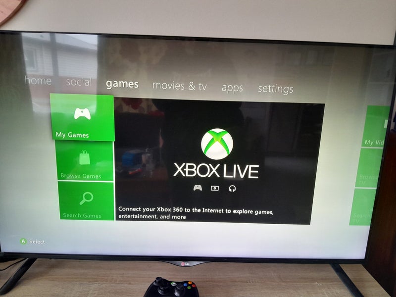 Xbox 360 Slim *Limited Edition White* Carousel 15