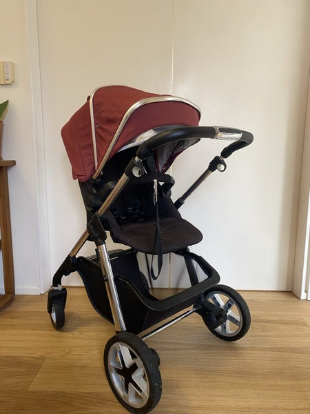 Silver Cross Chelsea Pioneer Pram Carousel 1