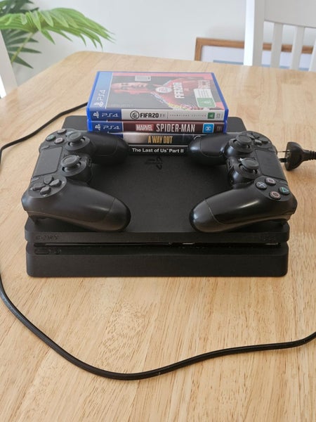 Ps4 slim + 4 games + 2 controllers Carousel 1