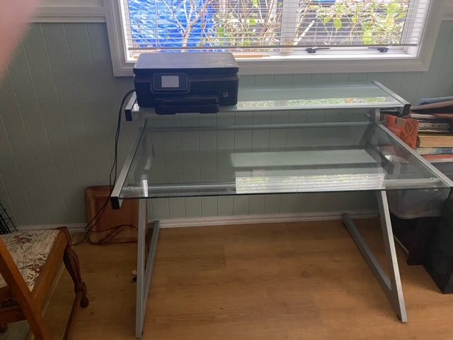glass desk Carousel 1