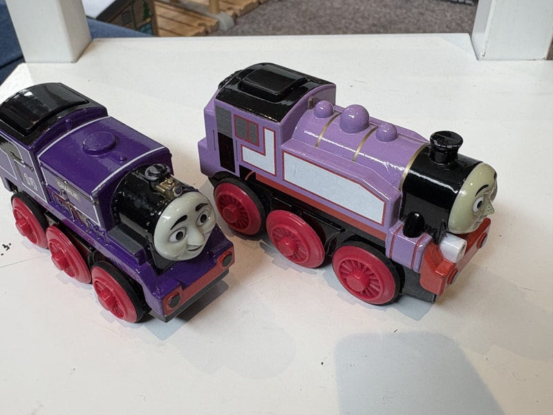 Thomas & Friends Wooden Railway – Charlie & Rosie Engine 2-Pack Carousel 1