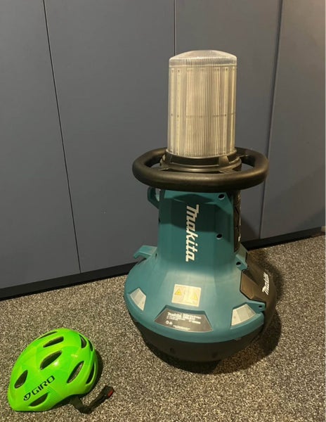 DML810 Makita Wobble Work Light 5500LM Carousel 2