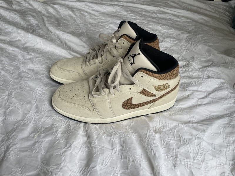 US 14 Air Jordan 1 Mid "Brown Elephant" Carousel 1