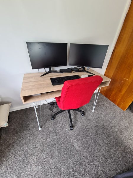 Desk and computer chair Carousel 2
