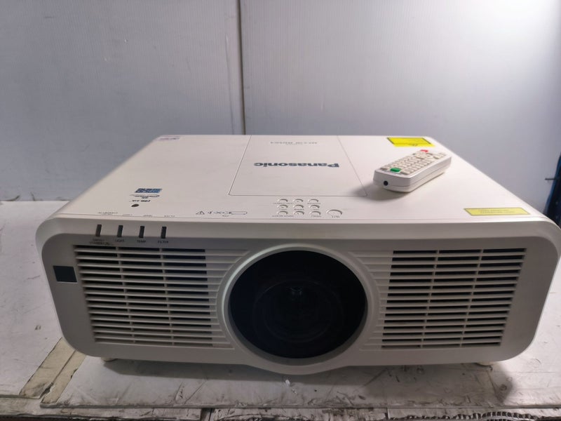 PANASONIC PROJECTOR *6000 LAMP HOURS REMAINING* PTMZ570 #B21123373-1 Carousel 1