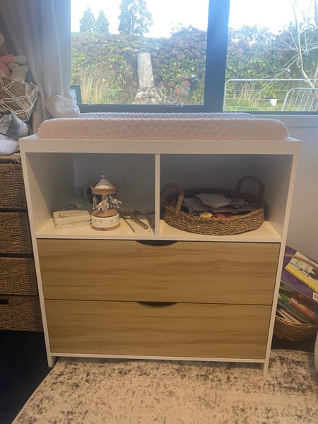 Cot and change table/draws Carousel 2