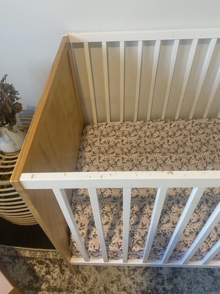 Cot and change table/draws Carousel 4