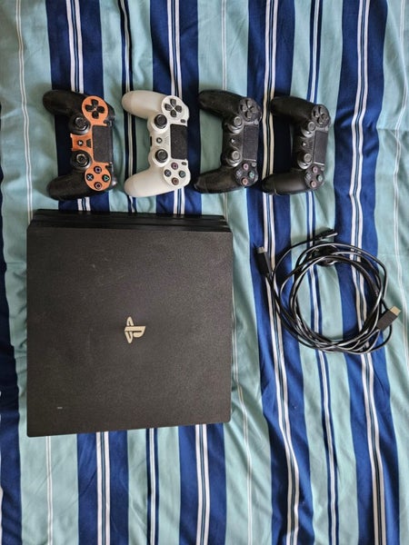 Playstation 4 Pro + 4 controllers Carousel 1