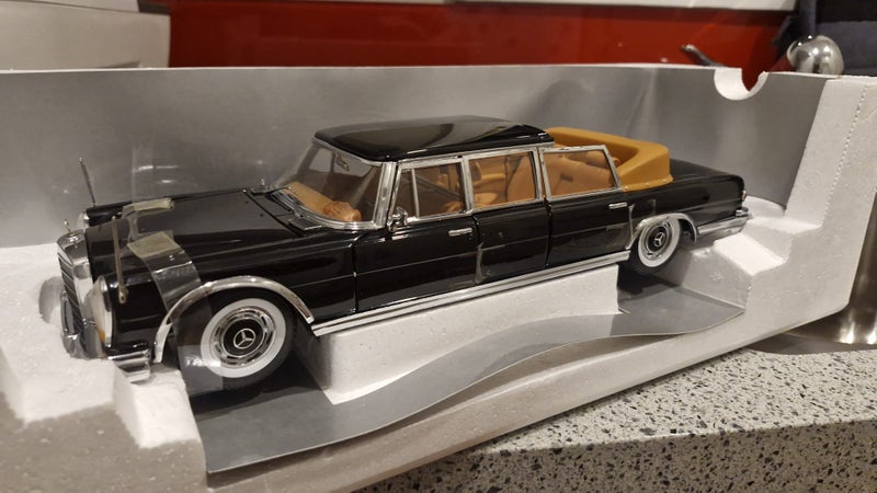 Mercedes Benz 600 Limo 1:18 Scale 1/18 Diecast Model Carousel 1