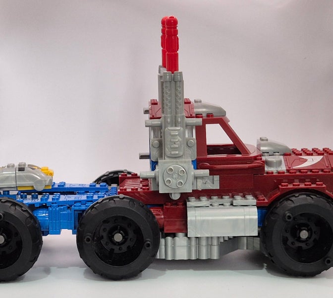 [7056]: Transformers - Optimus Prime with Sparkplug Mini-Con - 2003 Carousel 2