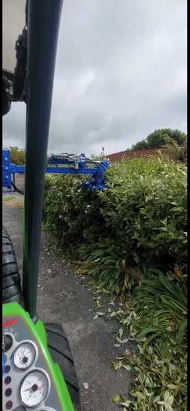 Hedge cutter attachment Carousel 2
