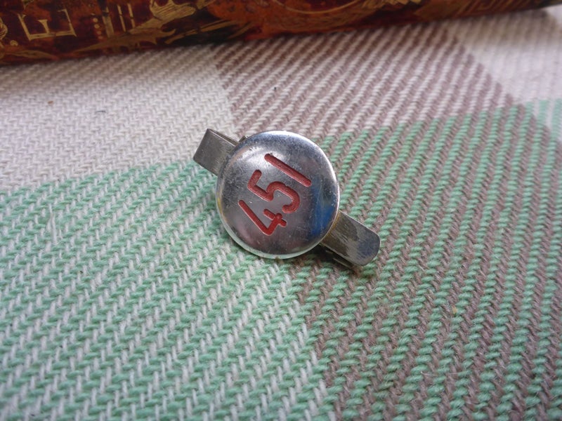 Awesome Vintage NZ Numbered 451 Badge Tie Clip New Zealand Carousel 1