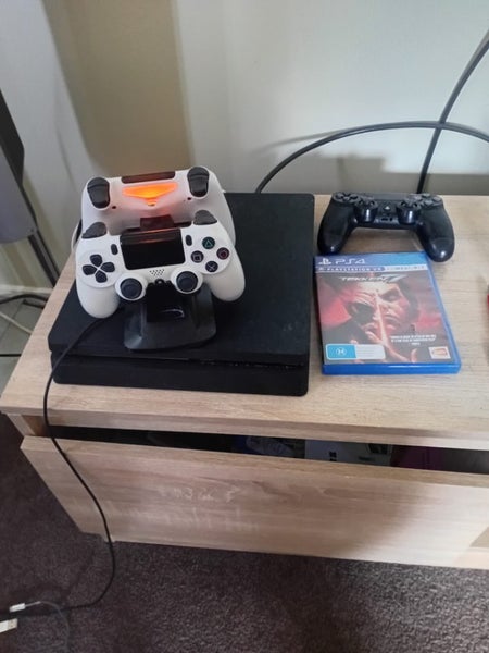 PS4 + 2 controllers + Tekken 7 Carousel 3