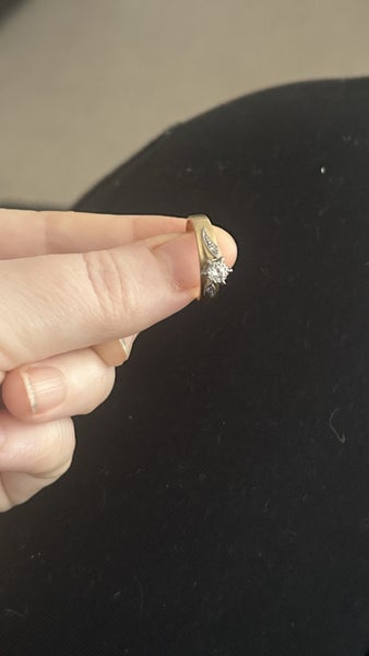 Beautiful 1960's engagement ring Carousel 9