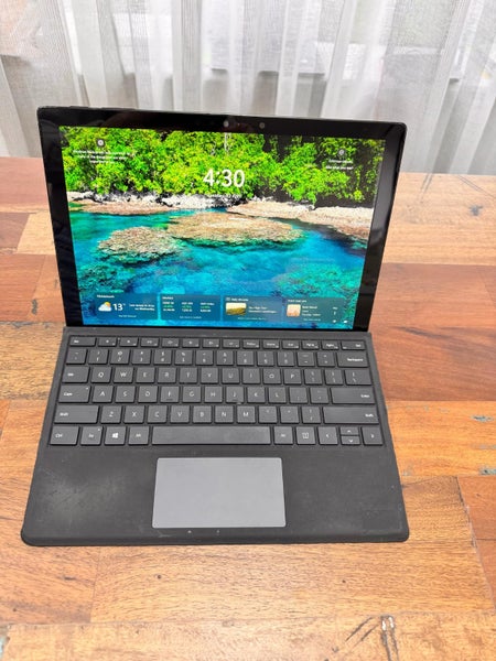 Microsoft Surface Pro 6 with charger /256GB SSD / Carousel 1