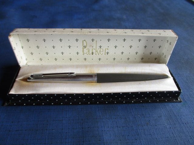 PARKER FOUNTAIN PEN IN BOX - PRE-OWNED. (AS SCHOOL PEN) Carousel 1