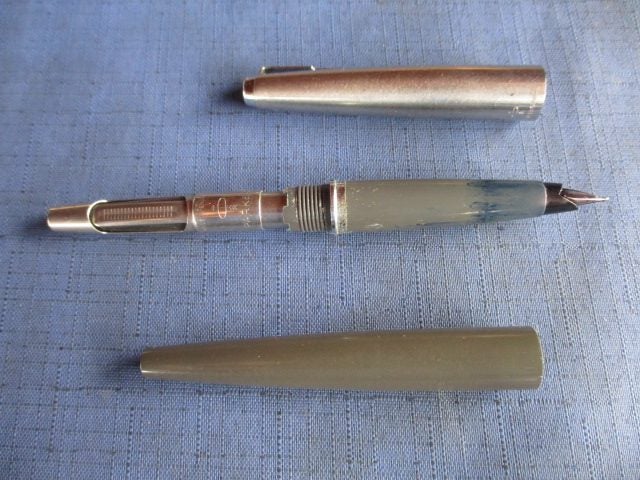 PARKER FOUNTAIN PEN IN BOX - PRE-OWNED. (AS SCHOOL PEN) Carousel 2