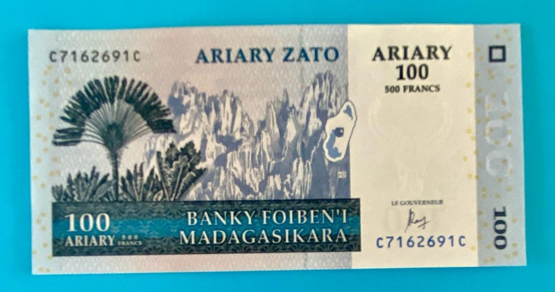 Madagascar 100 Ariary Note (2004) - UNC Carousel 1