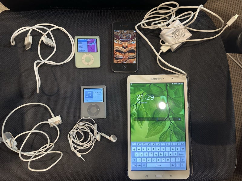 2 x IPod3 8GB, IPhone 4 32GB and Samsung 8.4” Tablet SM-T320 Carousel 1