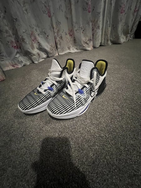 Lebron Witness 6 Carousel 1