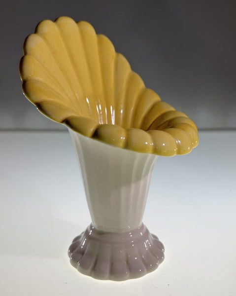 Clarice Cliff Fan-Shaped Vase – Royal Staffordshire, England c.1930s–1940s Carousel 1