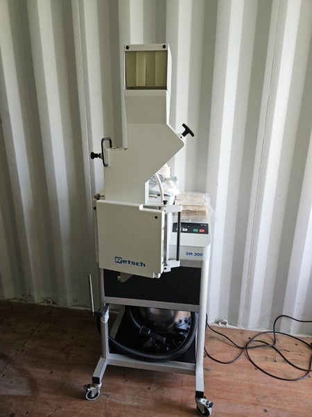 Retsch Cutting Mill SM300 Carousel 1