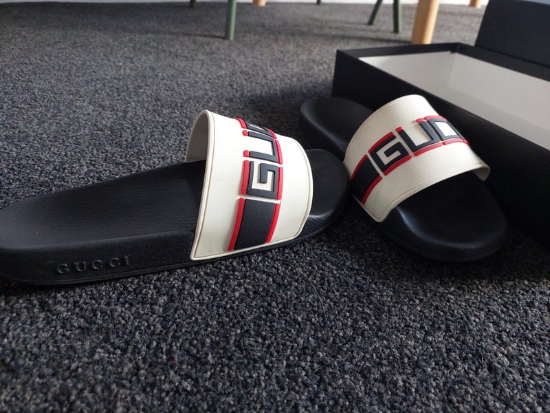 Gucci slides Carousel 1