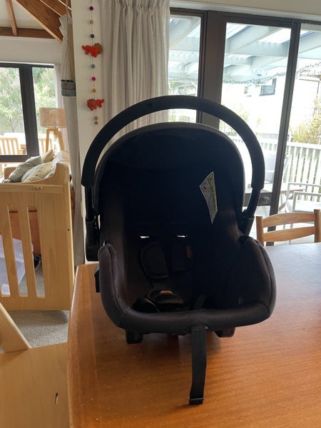 Capsule car seat and base Edwards & Co Carousel 2