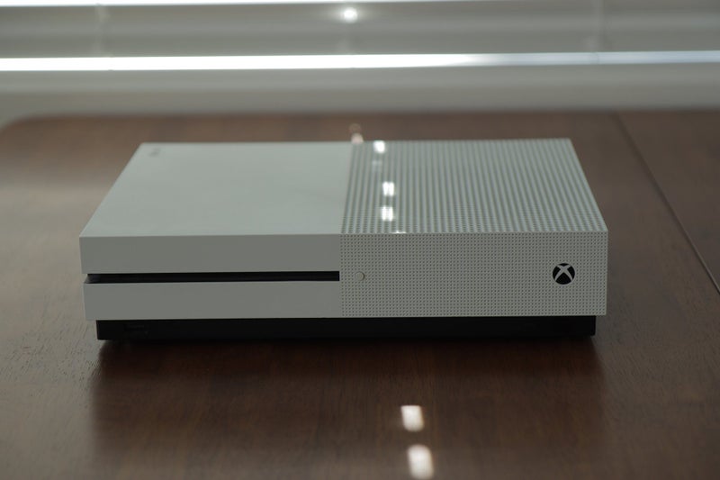 Xbox One S 500GB + Controller Carousel 1