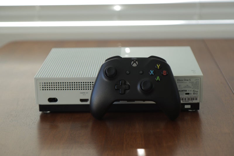Xbox One S 500GB + Controller Carousel 3