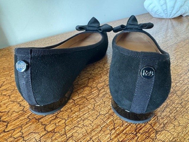 Black flats Carousel 4