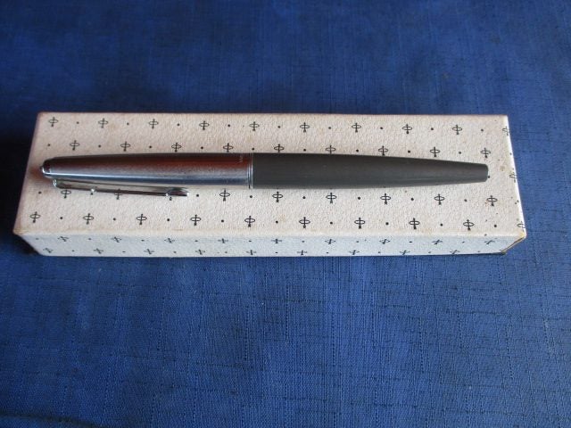 PARKER FOUNTAIN PEN IN BOX - PRE-OWNED. (AS SCHOOL PEN) Carousel 3
