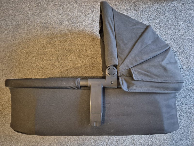 Edwards & Co Carry cot 2 | bassinet attachment Carousel 1