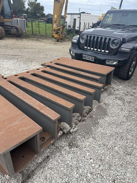 Huge Grizzly feeder for boulder Carousel 13