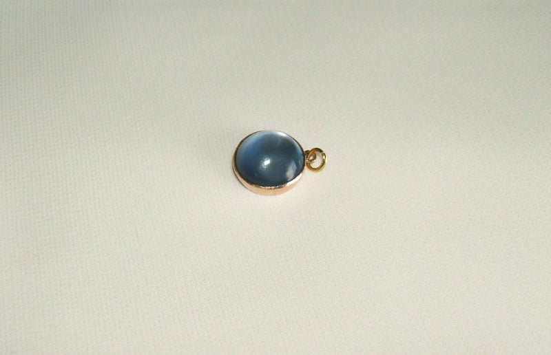 JEWELLERS ESTATE STUNNING CABOCHON OF SAPPHIRE ? SET IN 10ct RED GOLD SETTING. Carousel 1