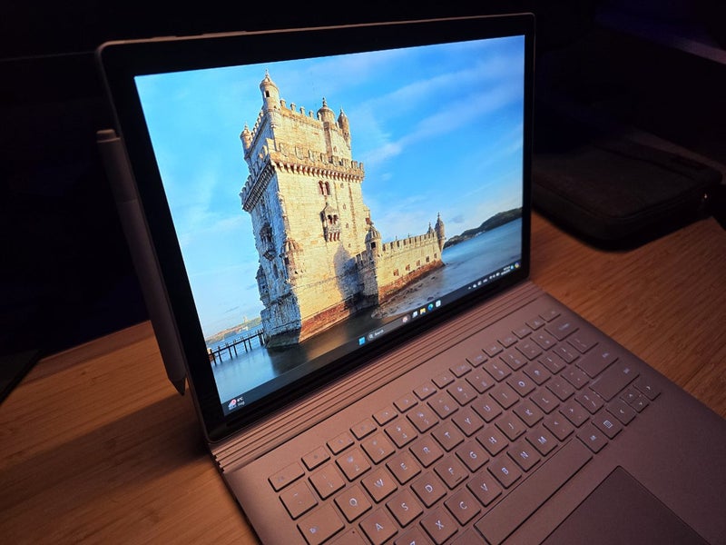 Microsoft Surface Book 2 - i7 / 16GB RAM / 512GB SSD + Surface Pen Carousel 1
